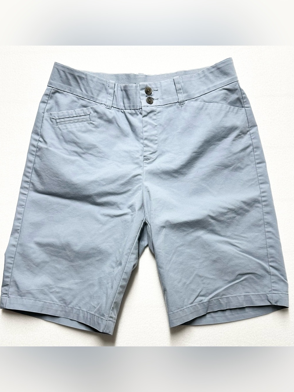 Dockers Women’s Size 10 Gray Stretch Shorts – 11” Inseam Favorite Fit